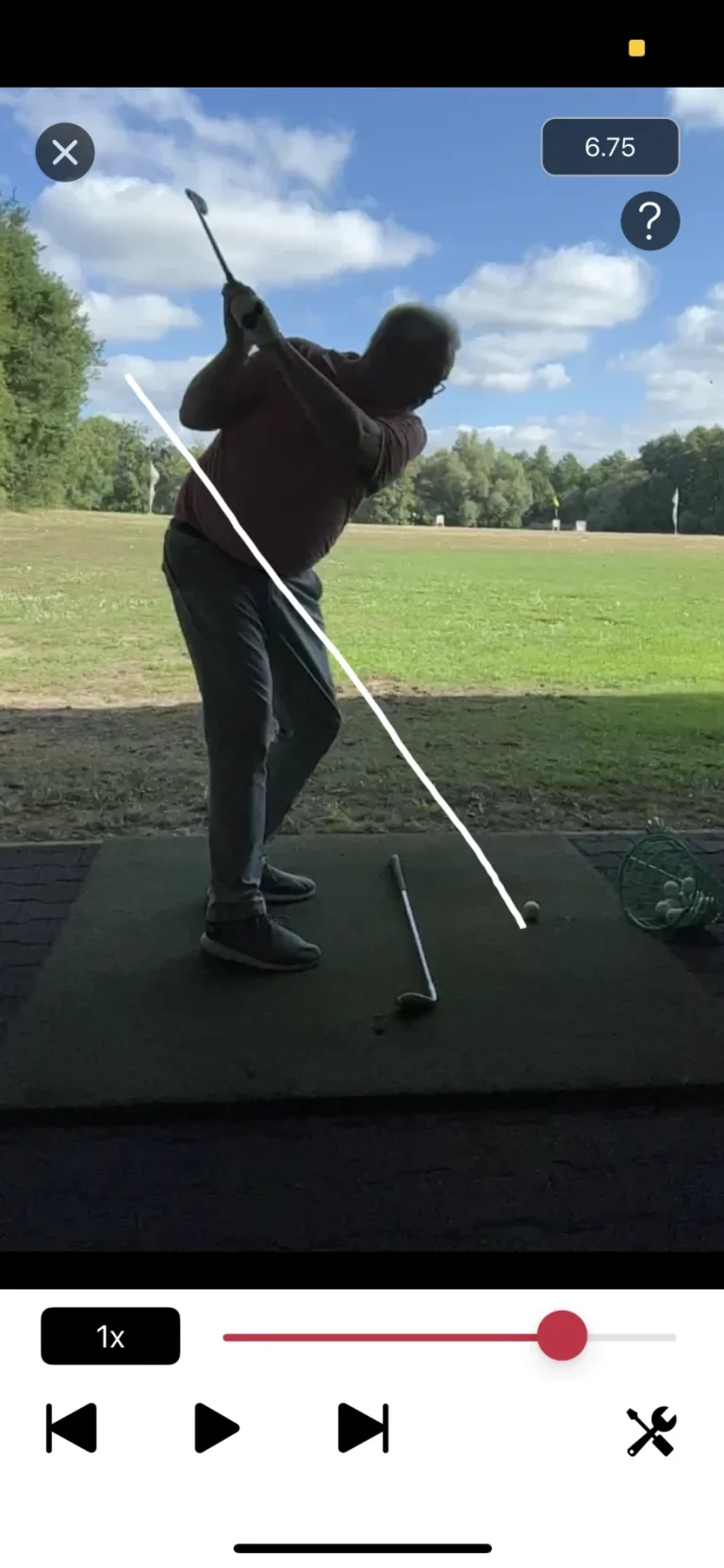 Screenshot aus Golf V1 App-Golfspieler in voller Schwungbewegung auf einem Übungsplatz.
