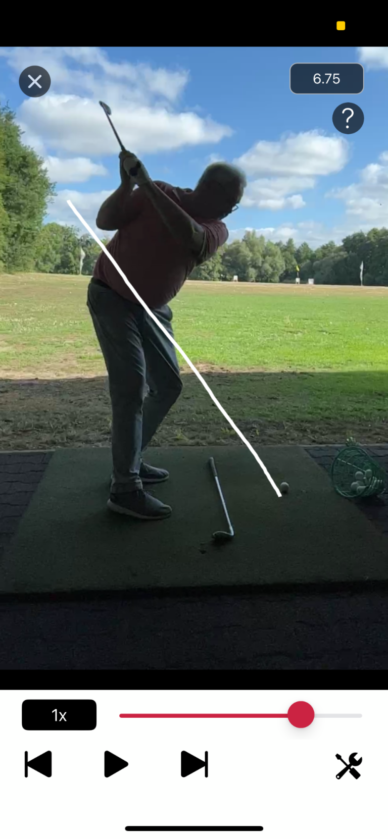 Screenshot aus Golf V1 App-Golfspieler in voller Schwungbewegung auf einem Übungsplatz.